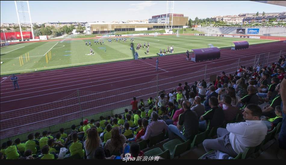 拉莫斯被谁怼了？西班牙训练中痛苦倒地