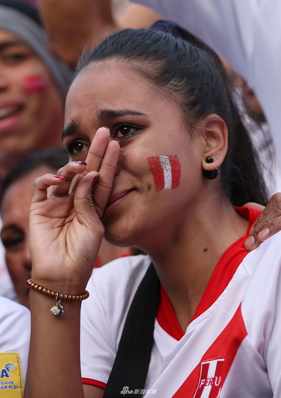 女球迷人体彩绘为巴西助威