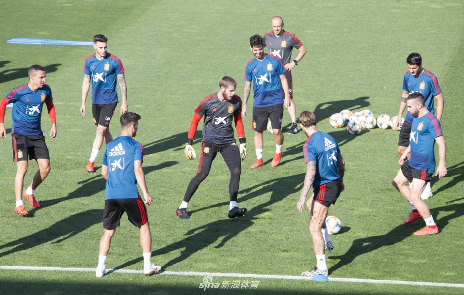 拉莫斯被谁怼了？西班牙训练中痛苦倒地