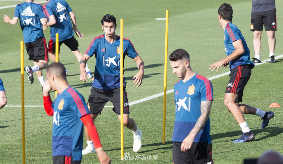 拉莫斯被谁怼了？西班牙训练中痛苦倒地