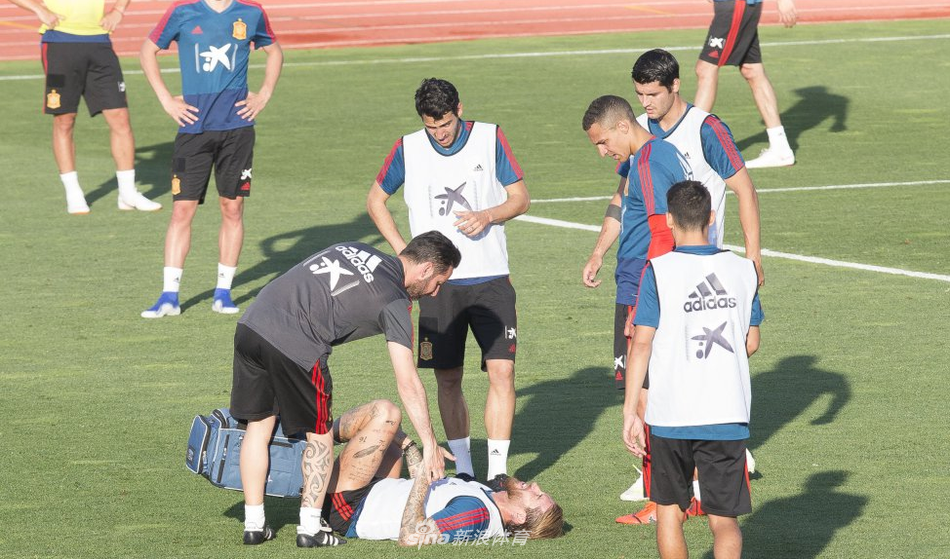 拉莫斯被谁怼了？西班牙训练中痛苦倒地
