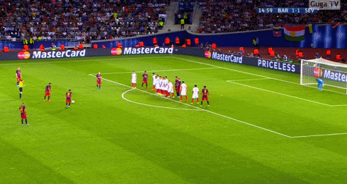 开挂实锤！梅西这任意球太准了