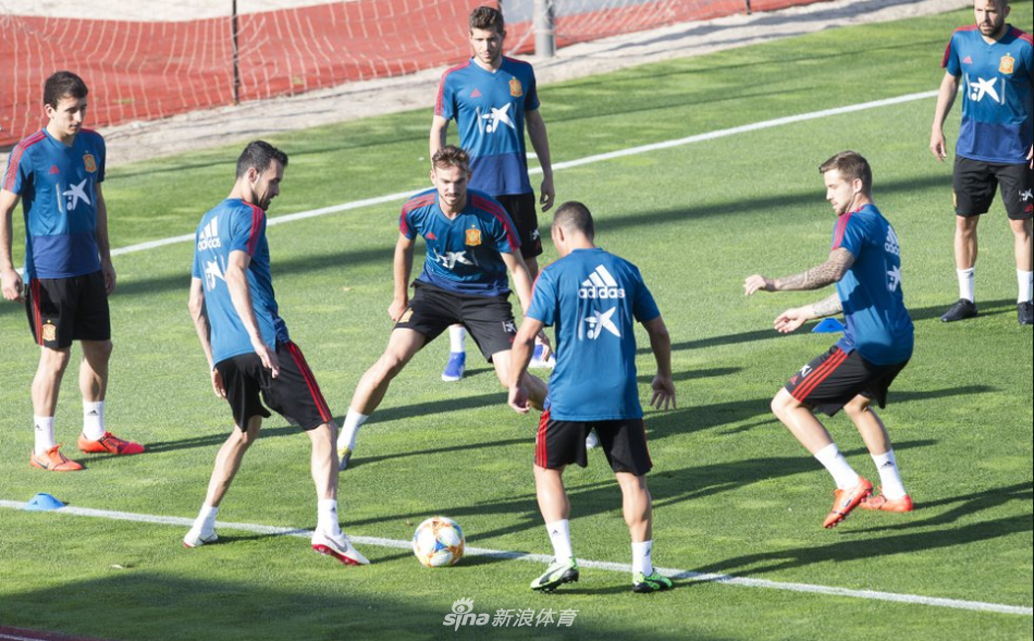 拉莫斯被谁怼了？西班牙训练中痛苦倒地