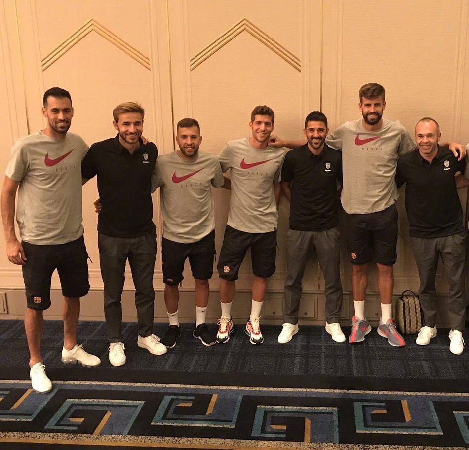 老友重逢！小白比利亚合影巴萨球员