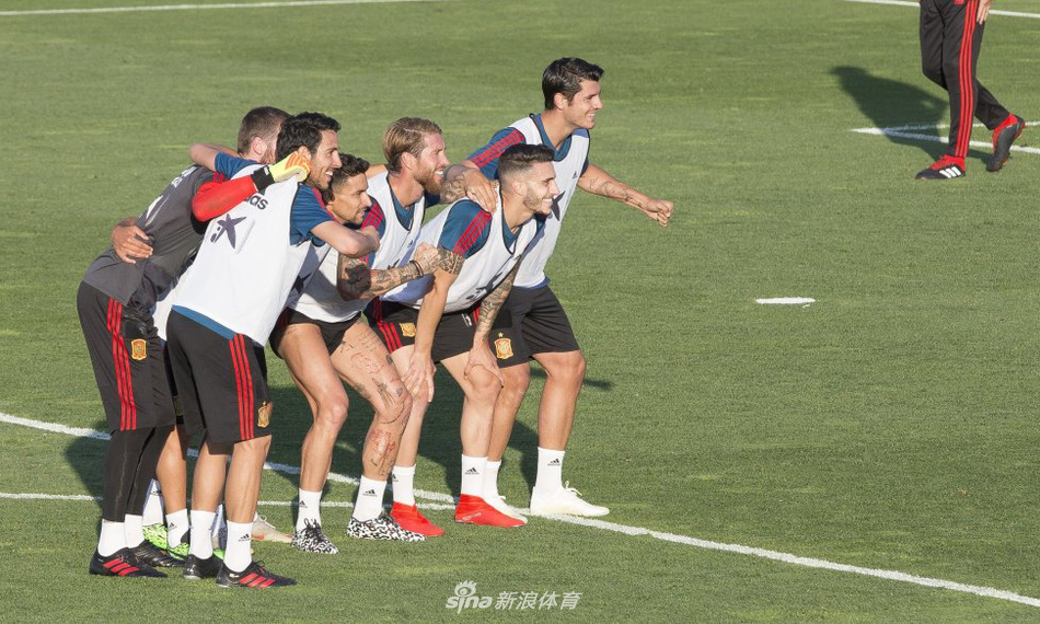 拉莫斯被谁怼了？西班牙训练中痛苦倒地