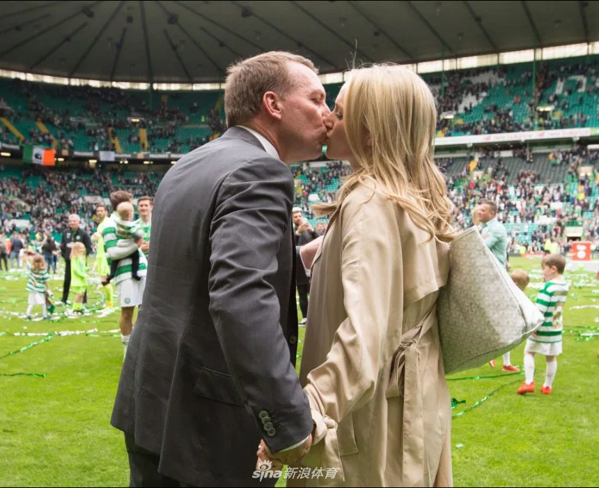 两人在球场上接吻