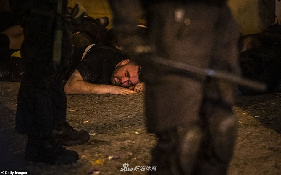 14人被捕!英球迷与警方火爆冲突