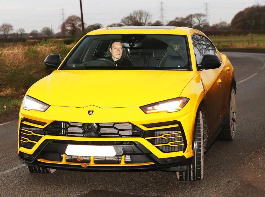 曼联众将开豪车去训练！谁的最靓？