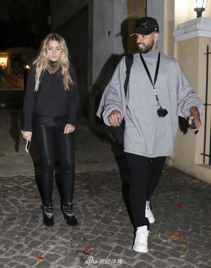 撒狗粮！阿圭罗和女友一同庆生