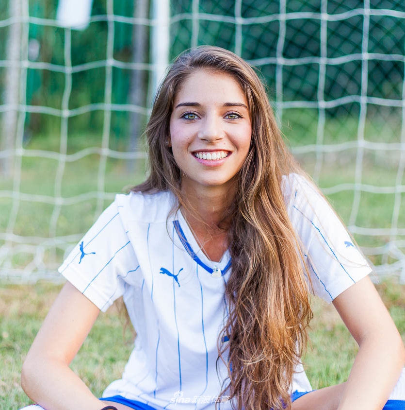 清纯邻家女！意大利女足最美女神