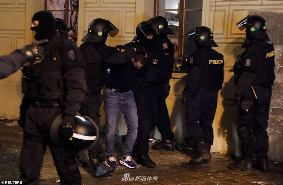 14人被捕!英球迷与警方火爆冲突