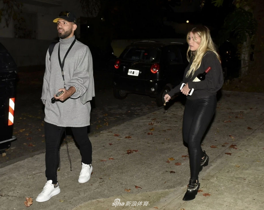 撒狗粮！阿圭罗和女友一同庆生