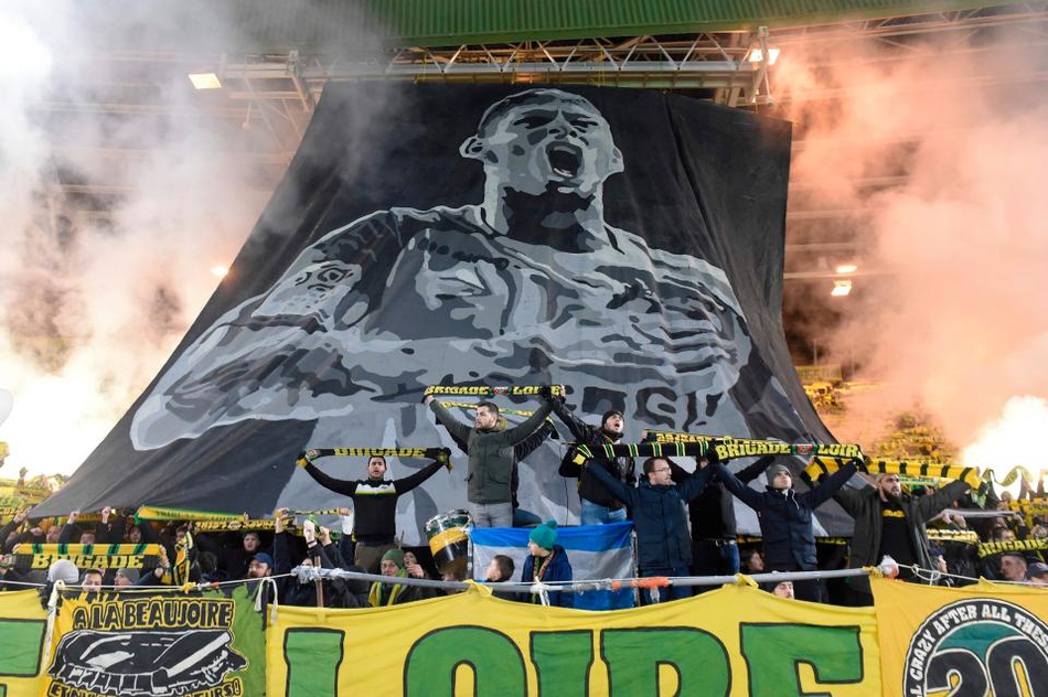 感动！球迷拉巨大tifo悼念萨拉