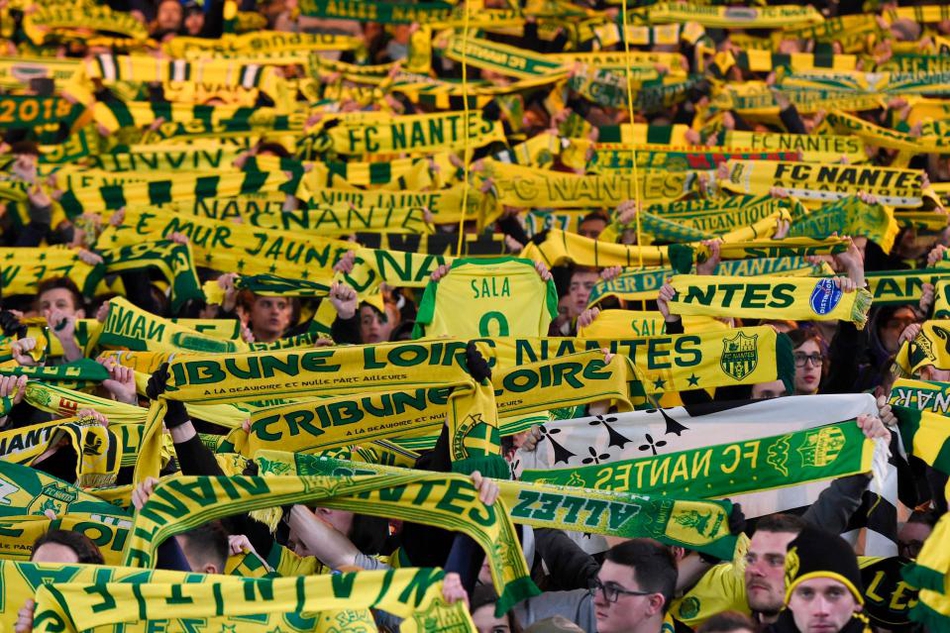 感动！球迷拉巨大tifo悼念萨拉