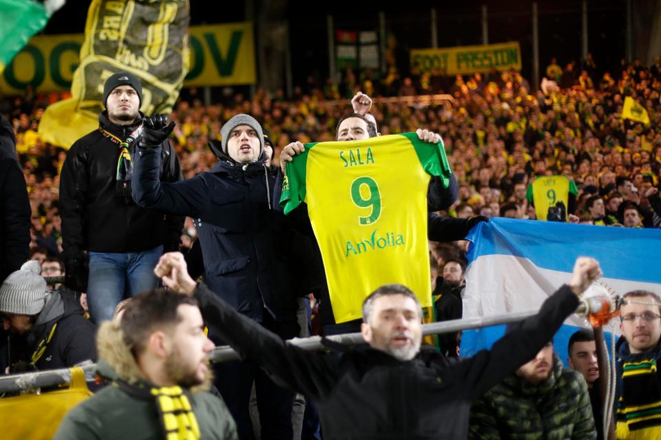 感动！球迷拉巨大tifo悼念萨拉