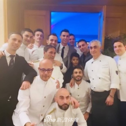 C罗携女友出席尤文圣诞晚宴