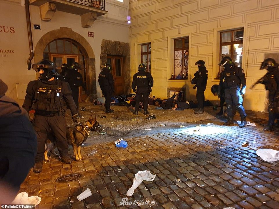 14人被捕!英球迷与警方火爆冲突