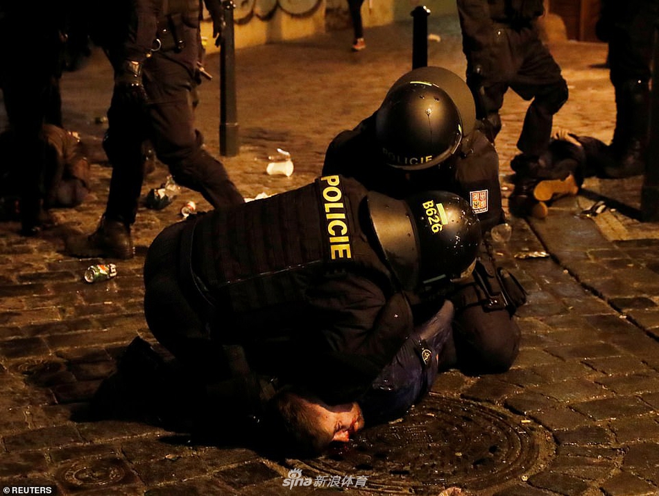 14人被捕!英球迷与警方火爆冲突