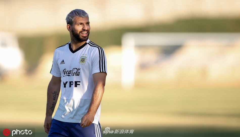 梅西一脸轻松 阿根廷备战美洲杯半决赛