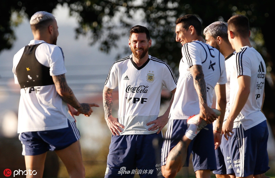 梅西一脸轻松 阿根廷备战美洲杯半决赛