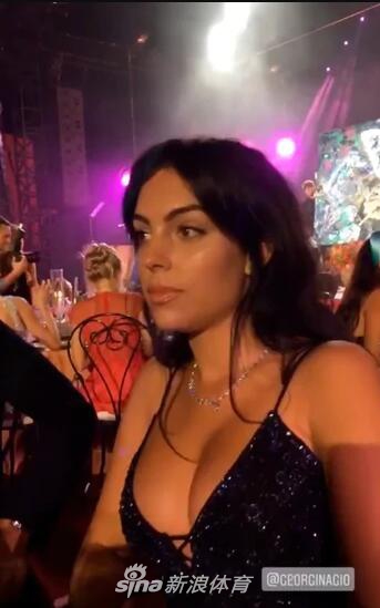 你太美！C罗女友黑色长裙出席慈善晚宴