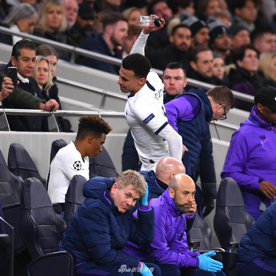 甩脸子给谁看？阿里被换下怒摔水瓶+球鞋