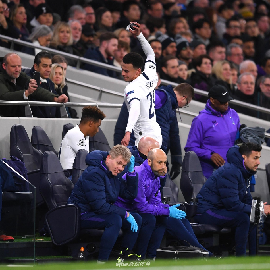 甩脸子给谁看？阿里被换下怒摔水瓶+球鞋