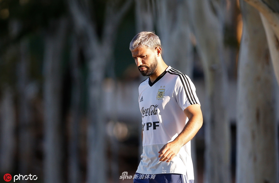 梅西一脸轻松 阿根廷备战美洲杯半决赛