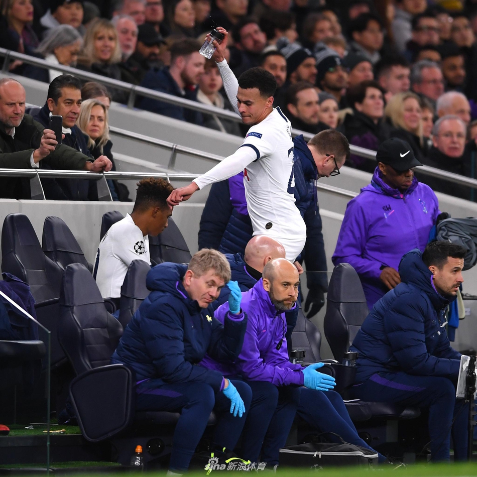 甩脸子给谁看？阿里被换下怒摔水瓶+球鞋