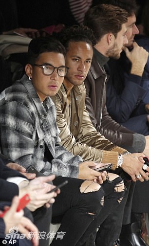 内马尔小贝出席巴黎时装周 一身潮妆谁更帅？