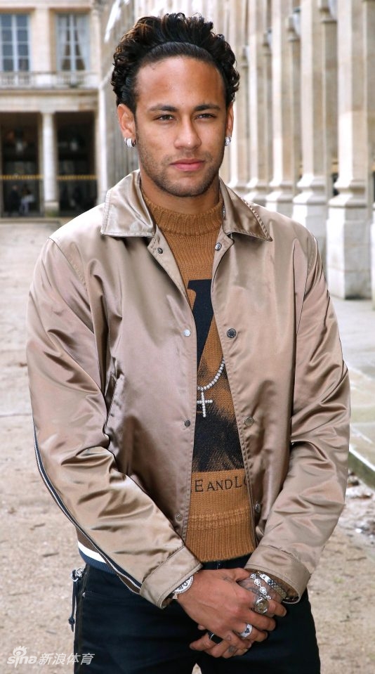 内马尔小贝出席巴黎时装周 一身潮妆谁更帅？