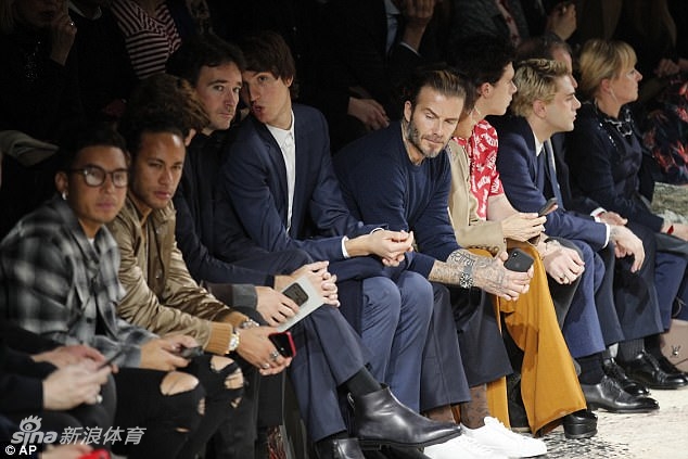 内马尔小贝出席巴黎时装周 一身潮妆谁更帅？