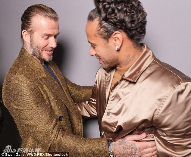 内马尔小贝出席巴黎时装周 一身潮妆谁更帅？