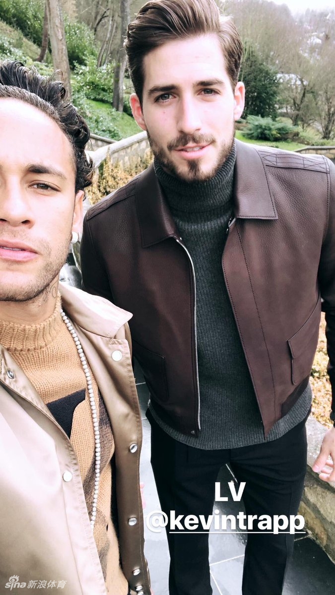 内马尔小贝出席巴黎时装周 一身潮妆谁更帅？