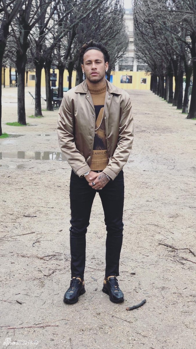 内马尔小贝出席巴黎时装周 一身潮妆谁更帅？