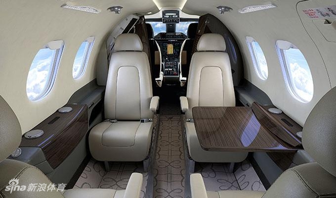 小罗飞机内部