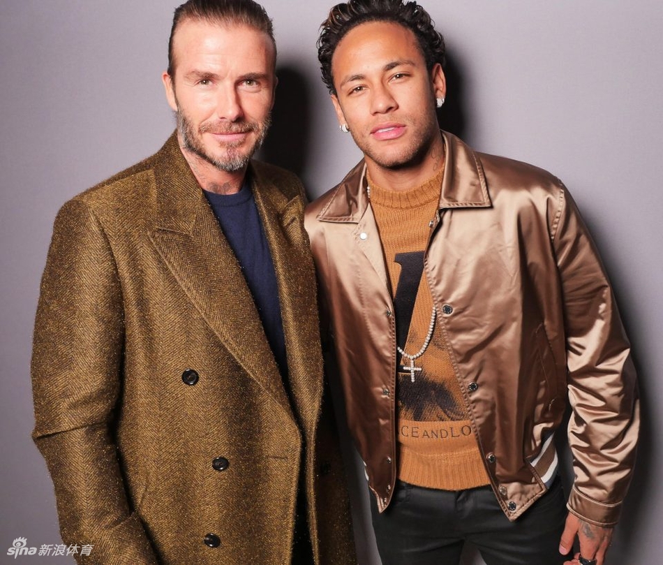 内马尔小贝出席巴黎时装周 一身潮妆谁更帅？