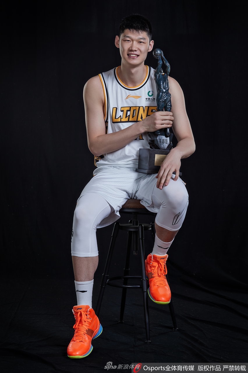 最佳价值球员胡金秋官方写真 与教练员王博共享荣誉