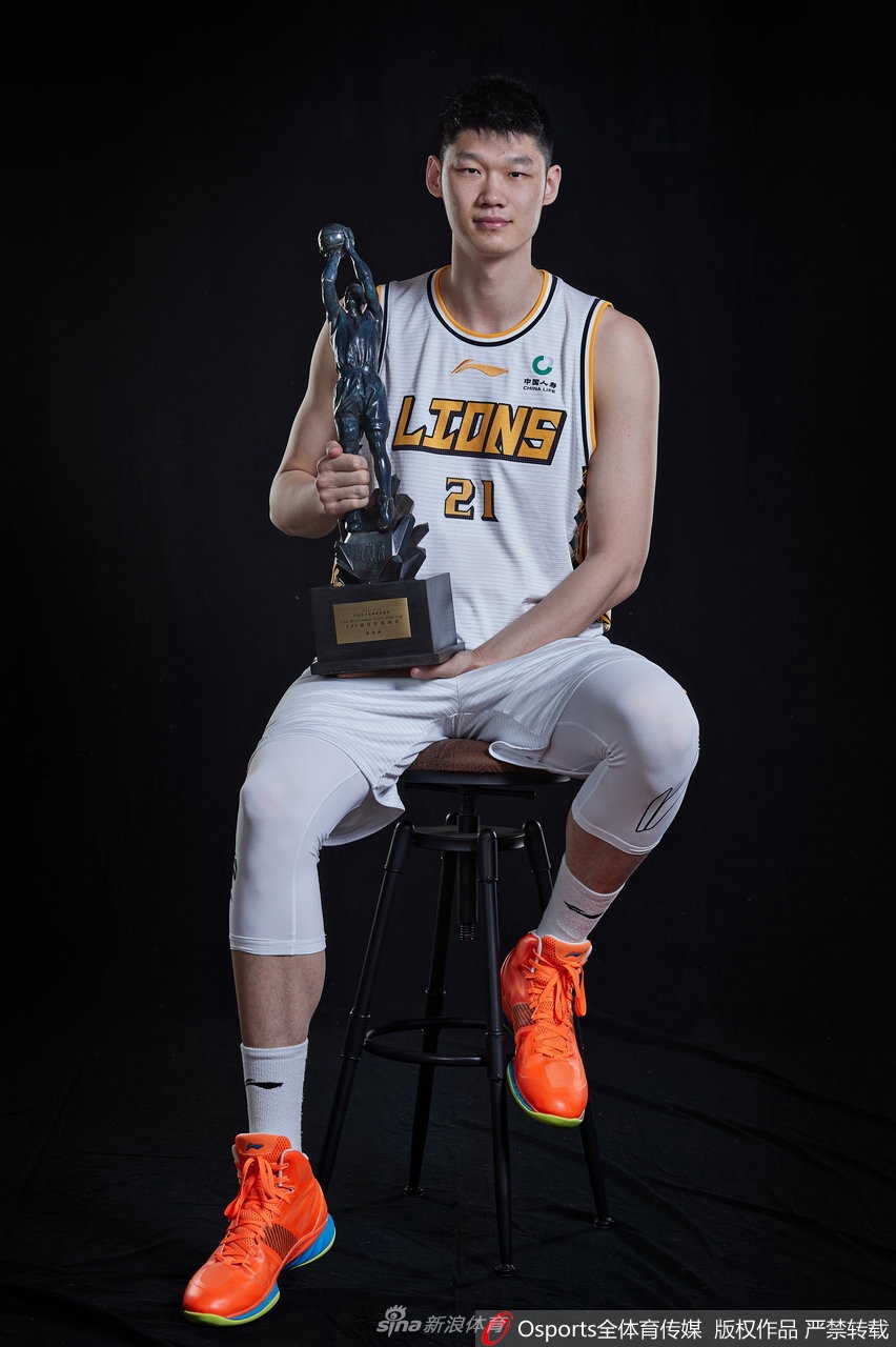 最佳价值球员胡金秋官方写真 与教练员王博共享荣誉