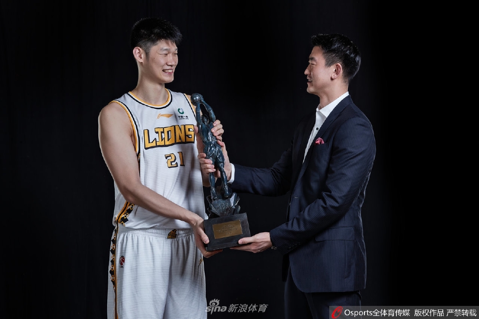 最佳价值球员胡金秋官方写真 与教练员王博共享荣誉