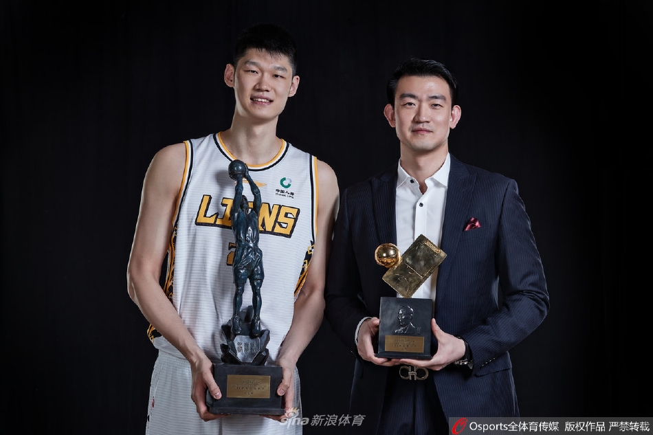 最佳价值球员胡金秋官方写真 与教练员王博共享荣誉