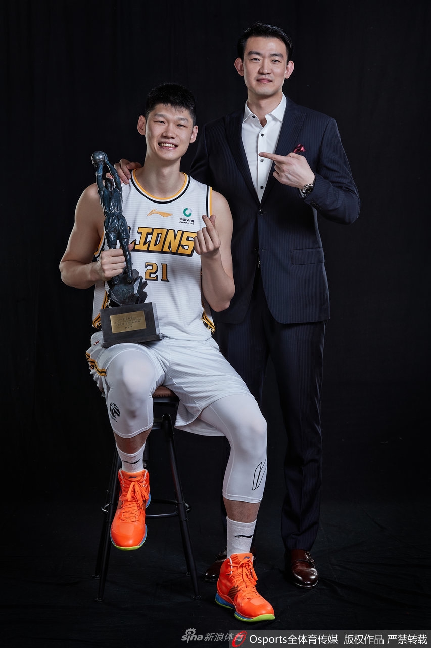 最佳价值球员胡金秋官方写真 与教练员王博共享荣誉