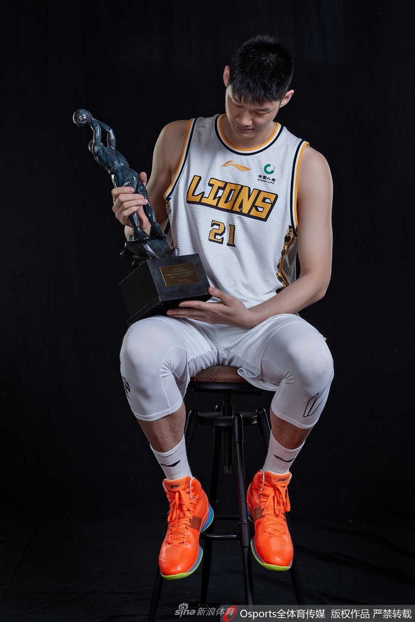 最佳价值球员胡金秋官方写真 与教练员王博共享荣誉