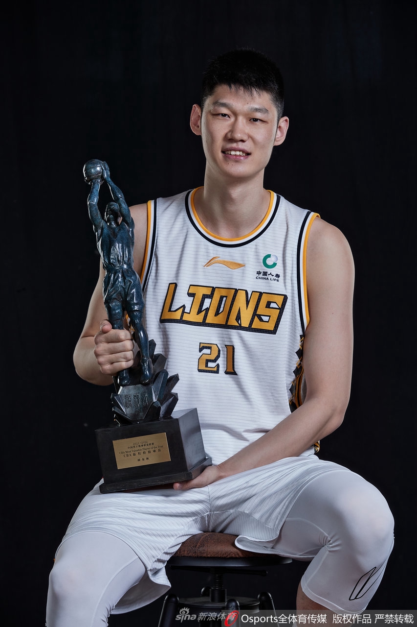 最佳价值球员胡金秋官方写真 与教练员王博共享荣誉