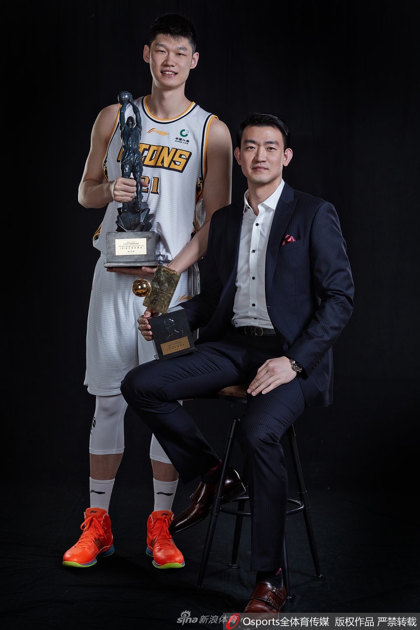 最佳价值球员胡金秋官方写真 与教练员王博共享荣誉