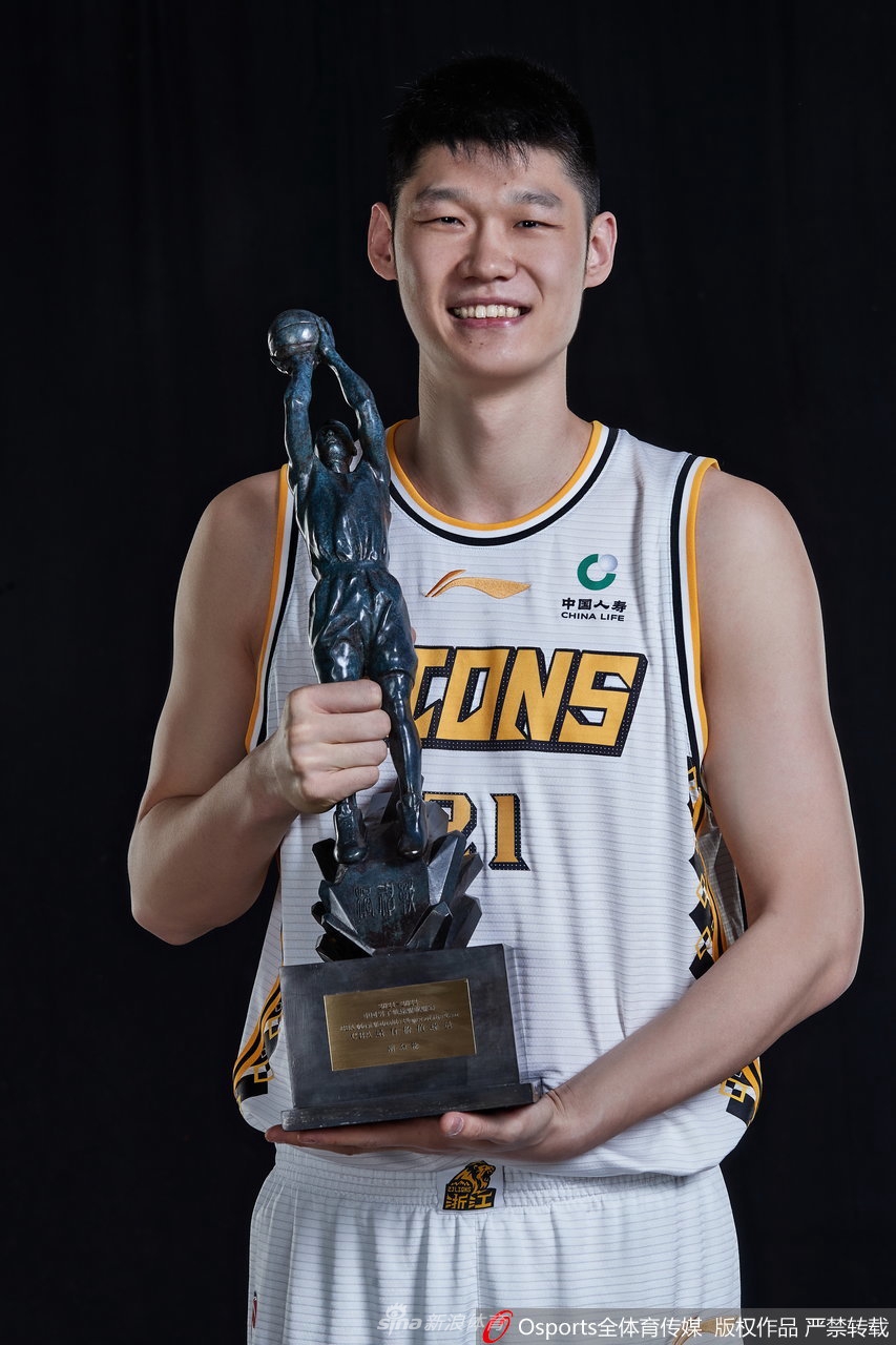 最佳价值球员胡金秋官方写真 与教练员王博共享荣誉