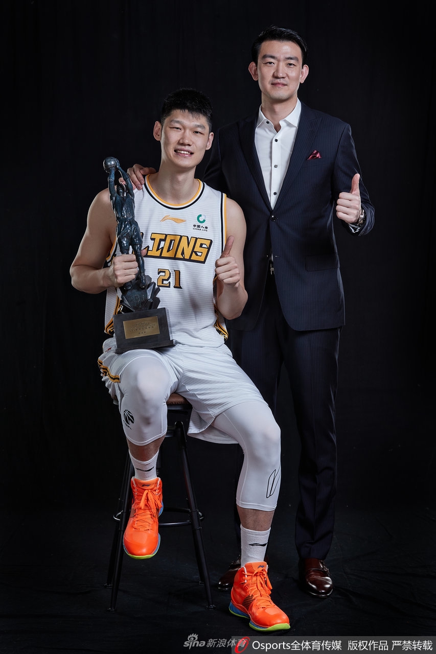 最佳价值球员胡金秋官方写真 与教练员王博共享荣誉