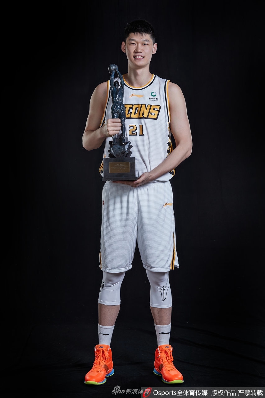 最佳价值球员胡金秋官方写真 与教练员王博共享荣誉