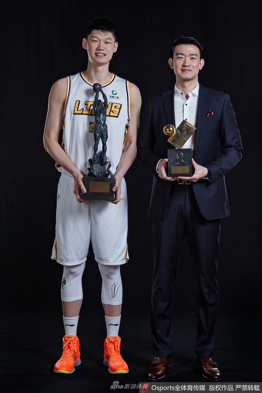 最佳价值球员胡金秋官方写真 与教练员王博共享荣誉