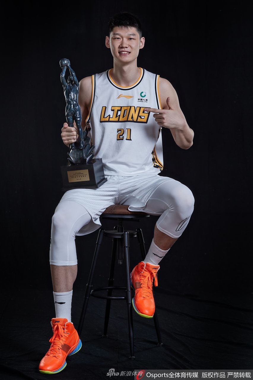 最佳价值球员胡金秋官方写真 与教练员王博共享荣誉